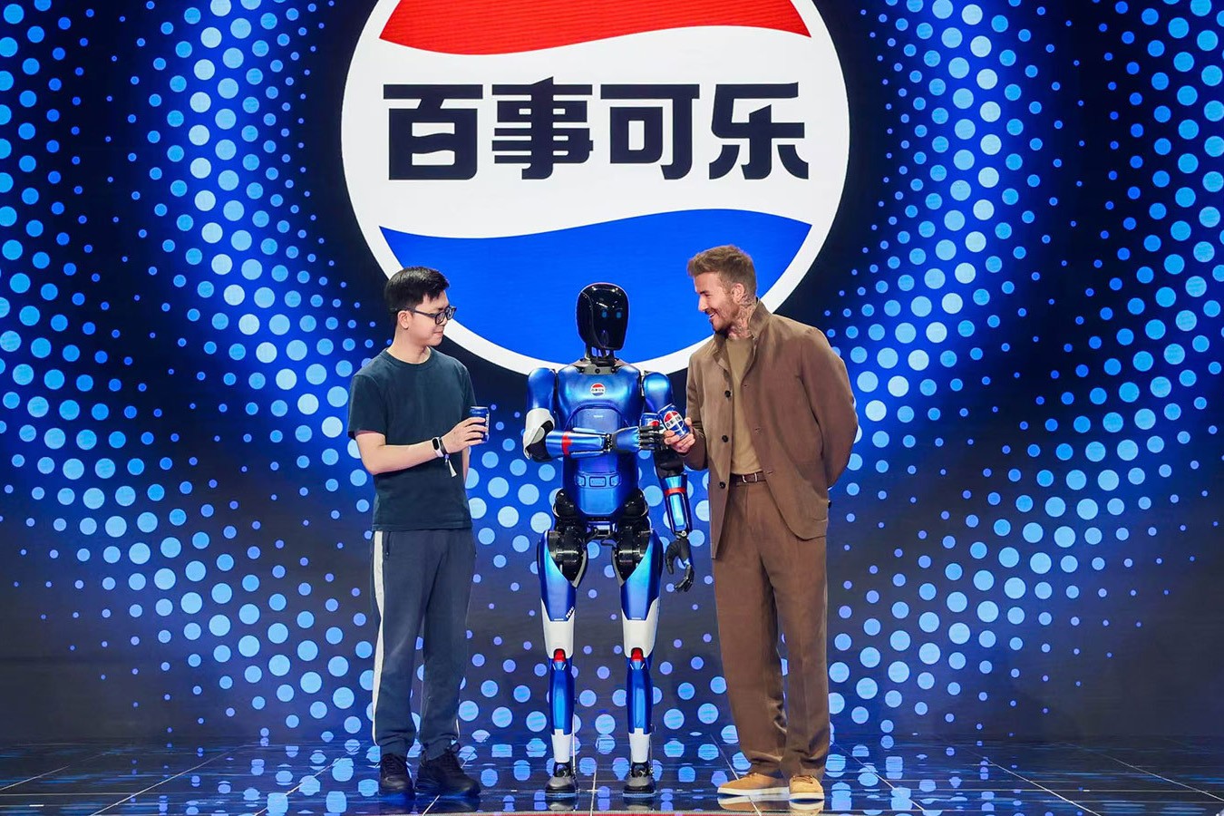 今年会官方网站机器人携手百事中国共创“百事蓝宝” 共燃渴望新章